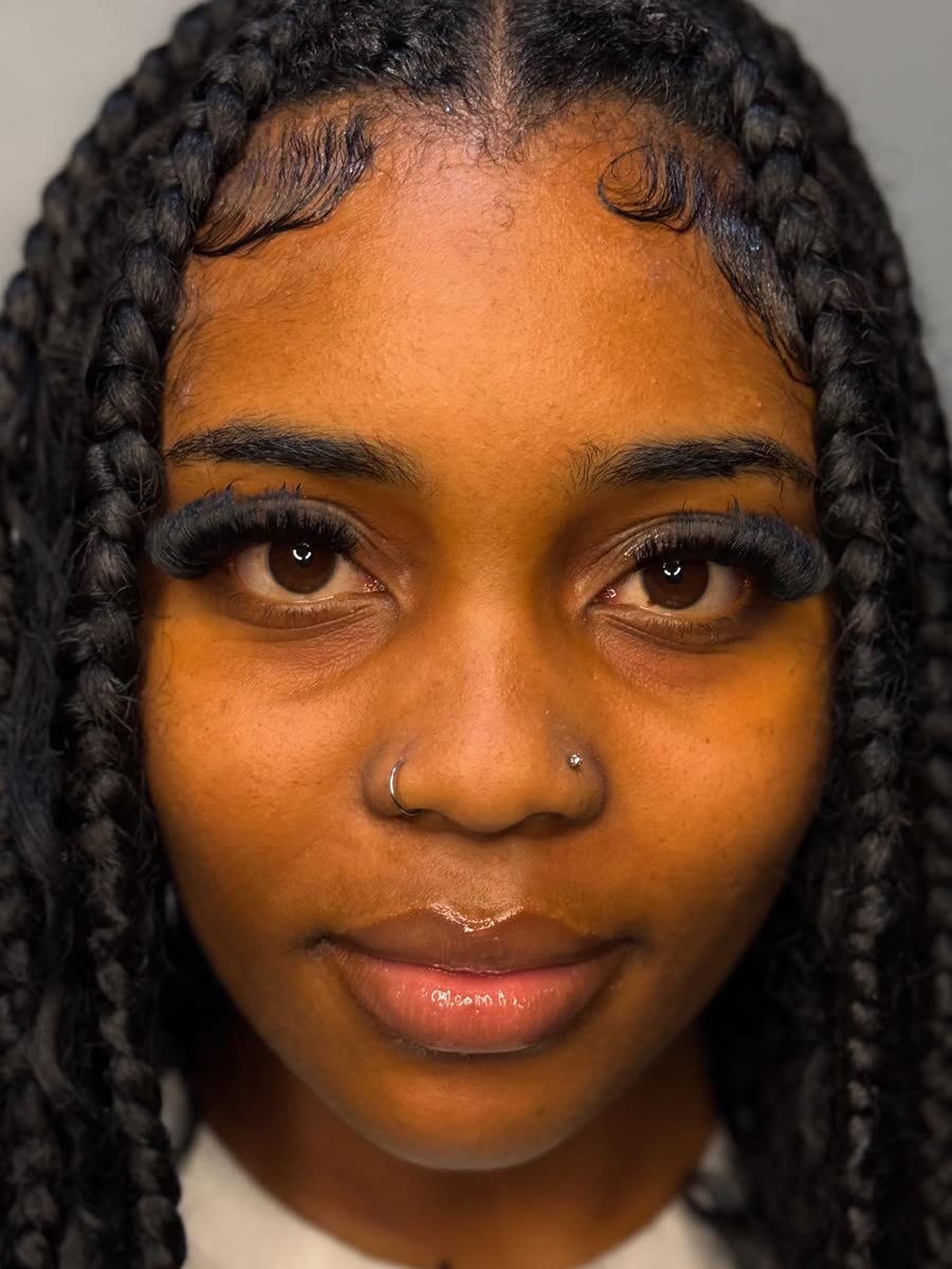 Lash set on a client with braids